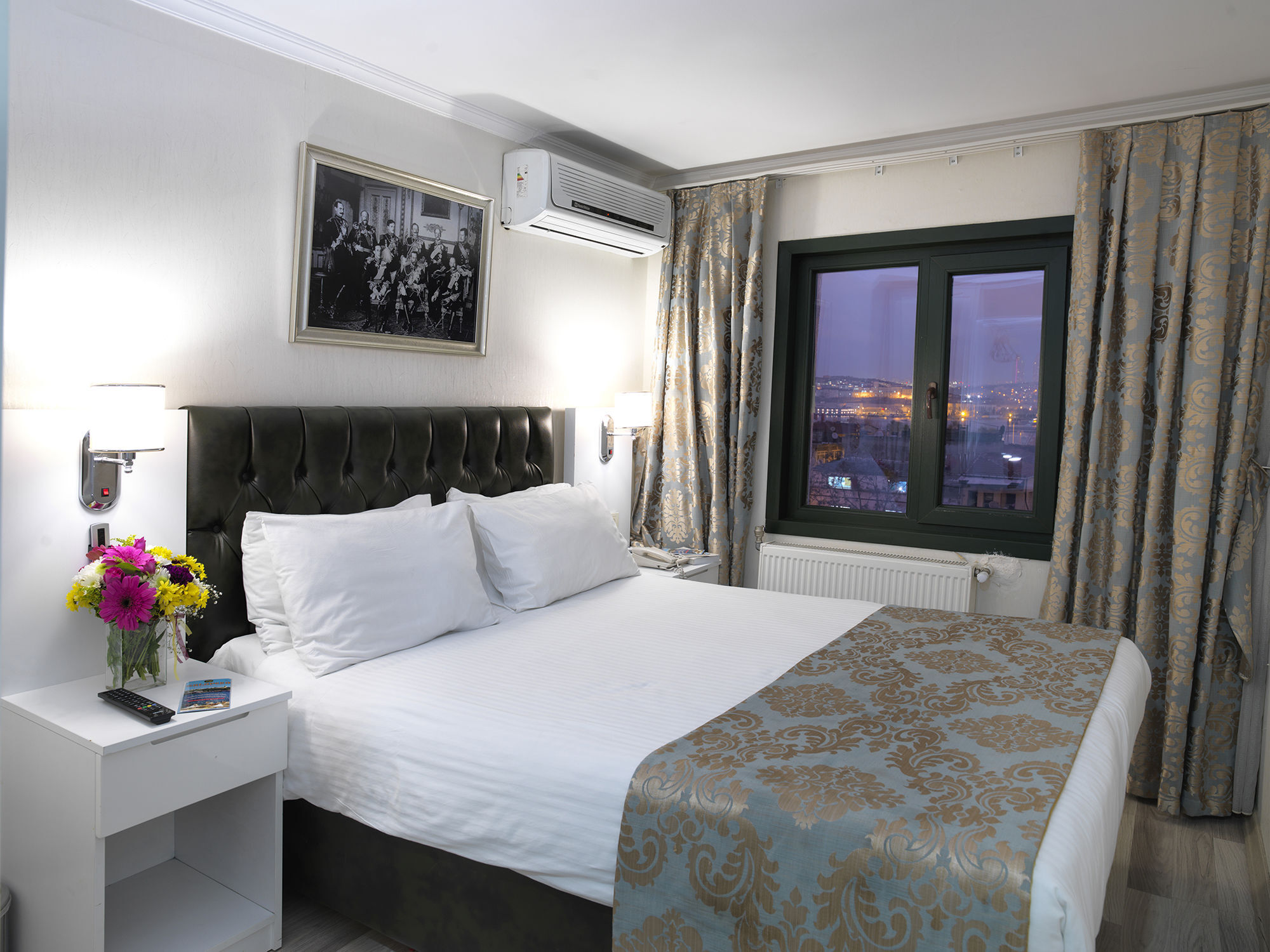 Monarch Hotel Istanbul Exterior photo